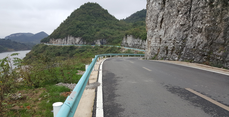 贵阳市观山湖区百花湖环湖旅游公路波形护栏工程