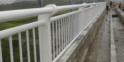 白色喷塑钢质桥梁护栏