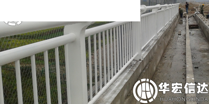 白色喷塑钢质桥梁护栏